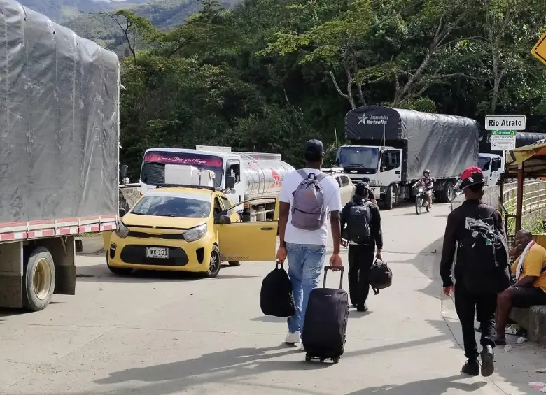 Aspecto de los bloqueos a la altura del sector El Siete, en el municipio de El Carmen de Atrato. FOTO: Cortesía Publinoticias Regiones