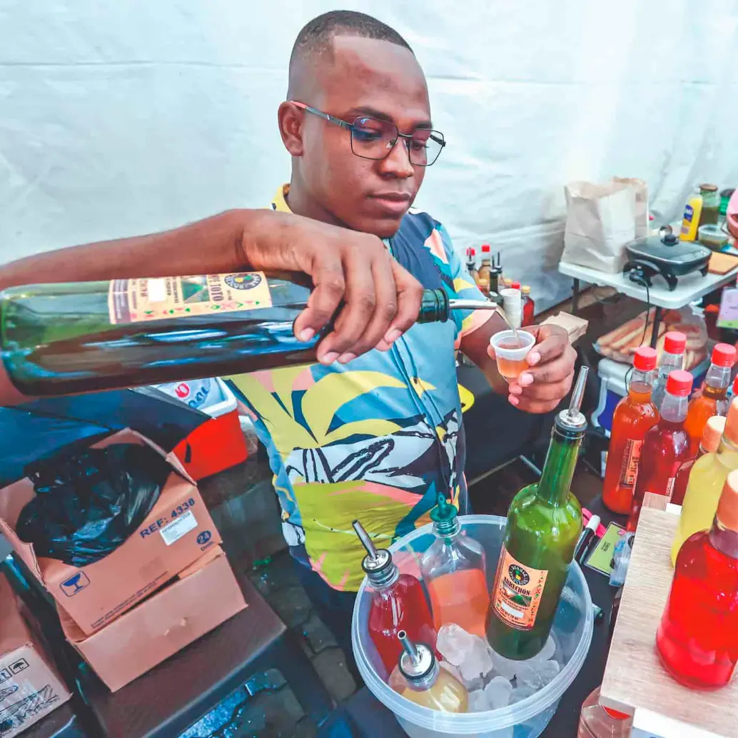 Una de las actividades centrales de la A media caña es la feria de sabores, donde diferentes marcas y emprendimientos de bebidas ancestrales están ofreciendo sus productos. FOTO: Manuel Saldarriaga