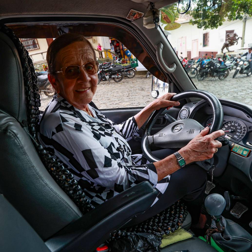Doña Blanca Adiela en una de las vans de Cootrayal, la última empresa para la que trabajó haciendo viajes por el Norte antioqueño. Foto: Manuel Saldarriaga Quintero.