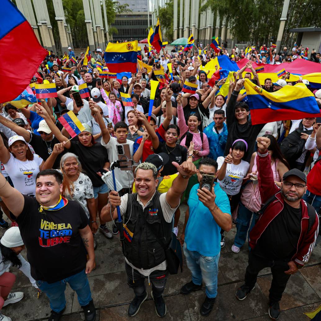 En el Parque de las luces los asistentes manifestaban estar súper felices porque aseguraban que ya Venezuela es libre. Mientras no dejaban de ondear la bandera de su país. Foto: Manuel Saldarriaga Quintero.
