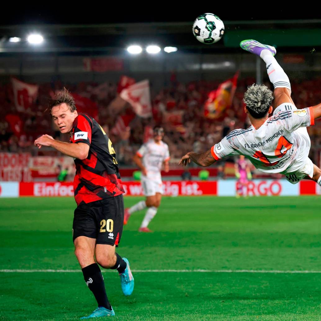 Una de las jugadas acrobáticas de Luis Díaz en el partido ante el Wehen. FOTO @FCBayern