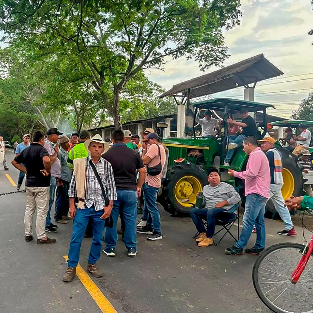 Coincidiendo con el inicio de las conversaciones con representantes del Gobierno Nacional, los arroceros habilitaron el paso vehicular en diversos sitios de bloqueo vial.<b><span class="mln_uppercase_mln"> </span></b>FOTO<b><span class="mln_uppercase_mln"> Redes sociales</span></b>