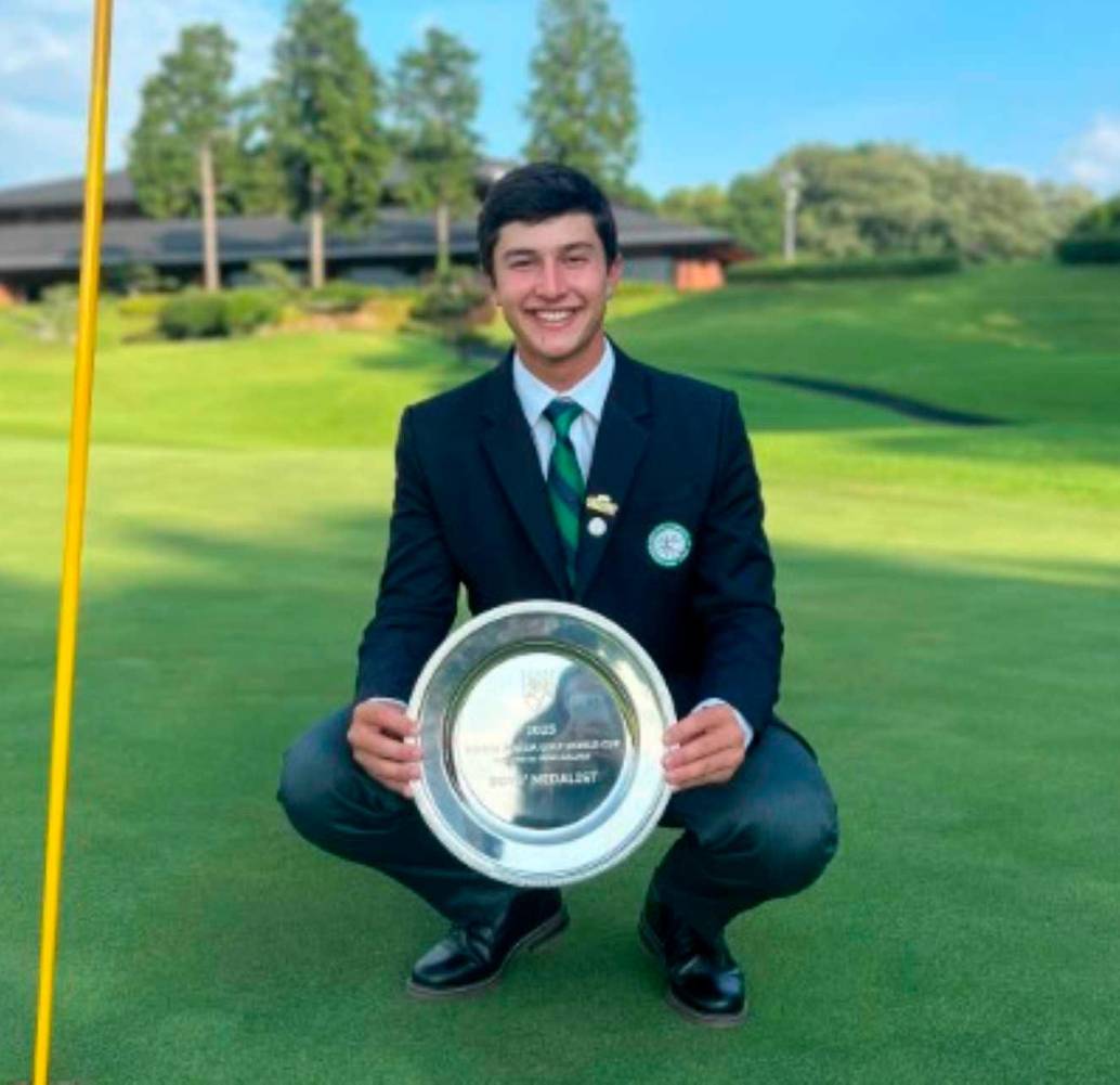 El caldense Tomás Restrepo con su trofeo como campeón del Toyota Junior Golf World Cup disputado en Japón<b>. </b>FOTO TOMADA FEDEGOLF