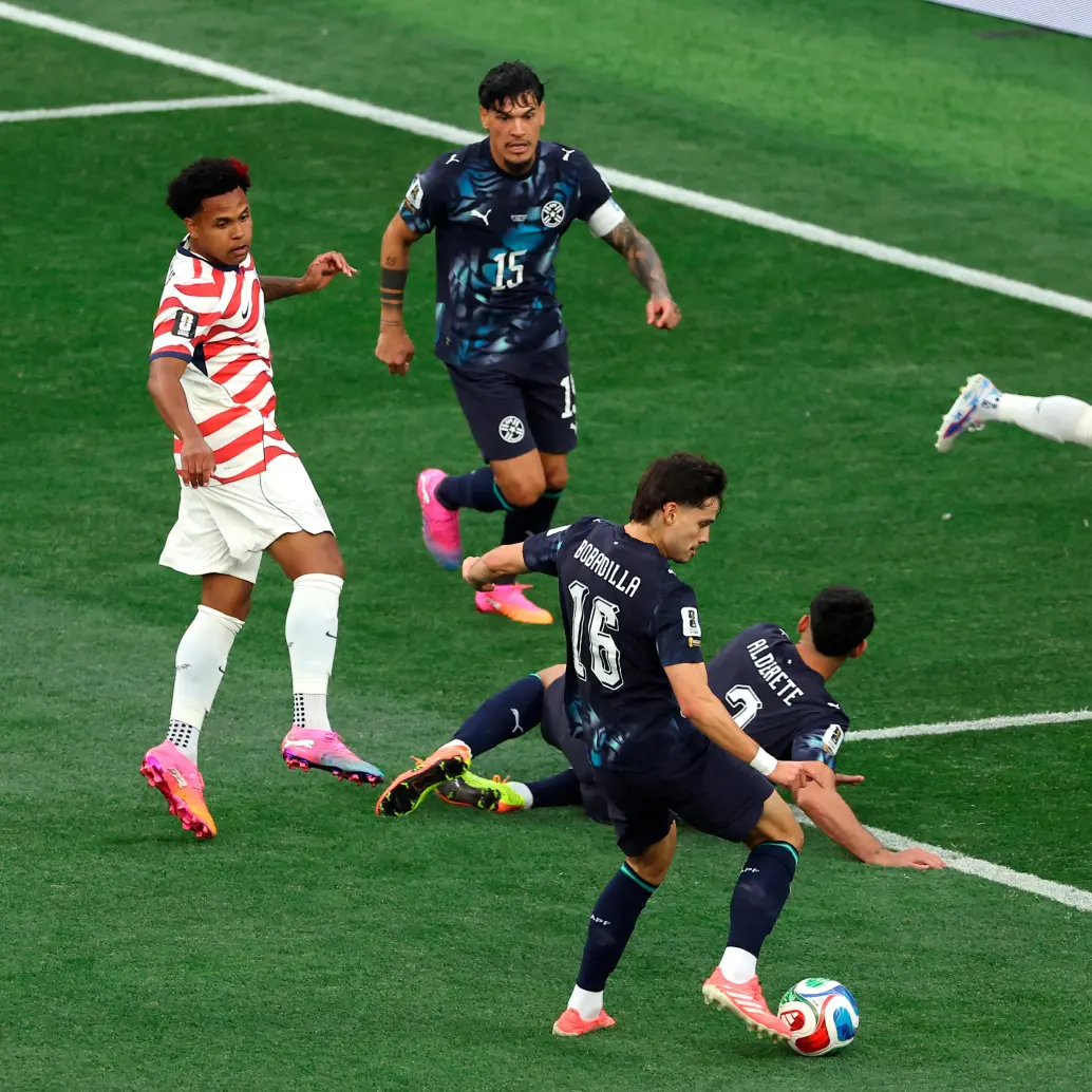 El paraguayo Damián Bobadilla anotó, en el duelo entre su equipo y Estados Unidos, disputado el segundo día de la Copa del Mundo, el primer gol en contra en Norteamérica 2026. Fue en Los Ángeles. FOTO getty