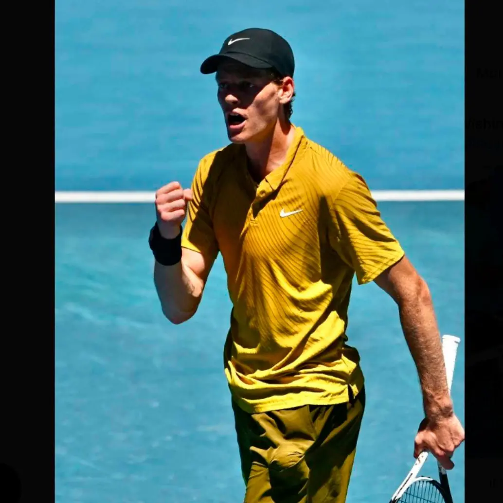 El italiano, Jannik Sinner, número dos del mundo celebra tras lograr la clasificación a octavos de final del Abierto de Australia, tras superar inconvenientes por fuertes calambres. FOTO TOMADA X@janniksin