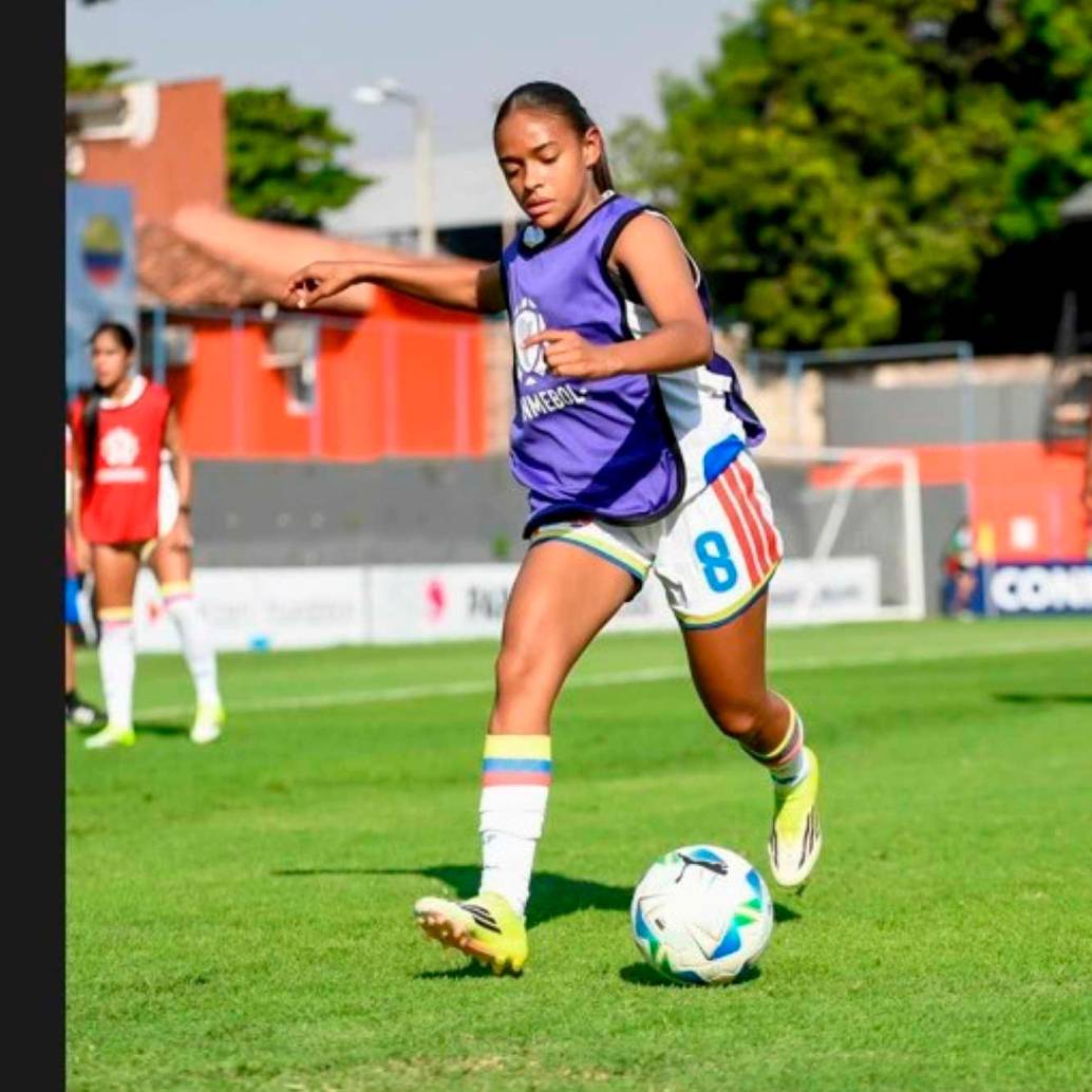 Mariana Mosquera del registro de Atlético Nacional ingresó en el segundo tiempo ante Chile y dejó buena impresión por su gambeta y buen manejo de balón. FOTO FCF