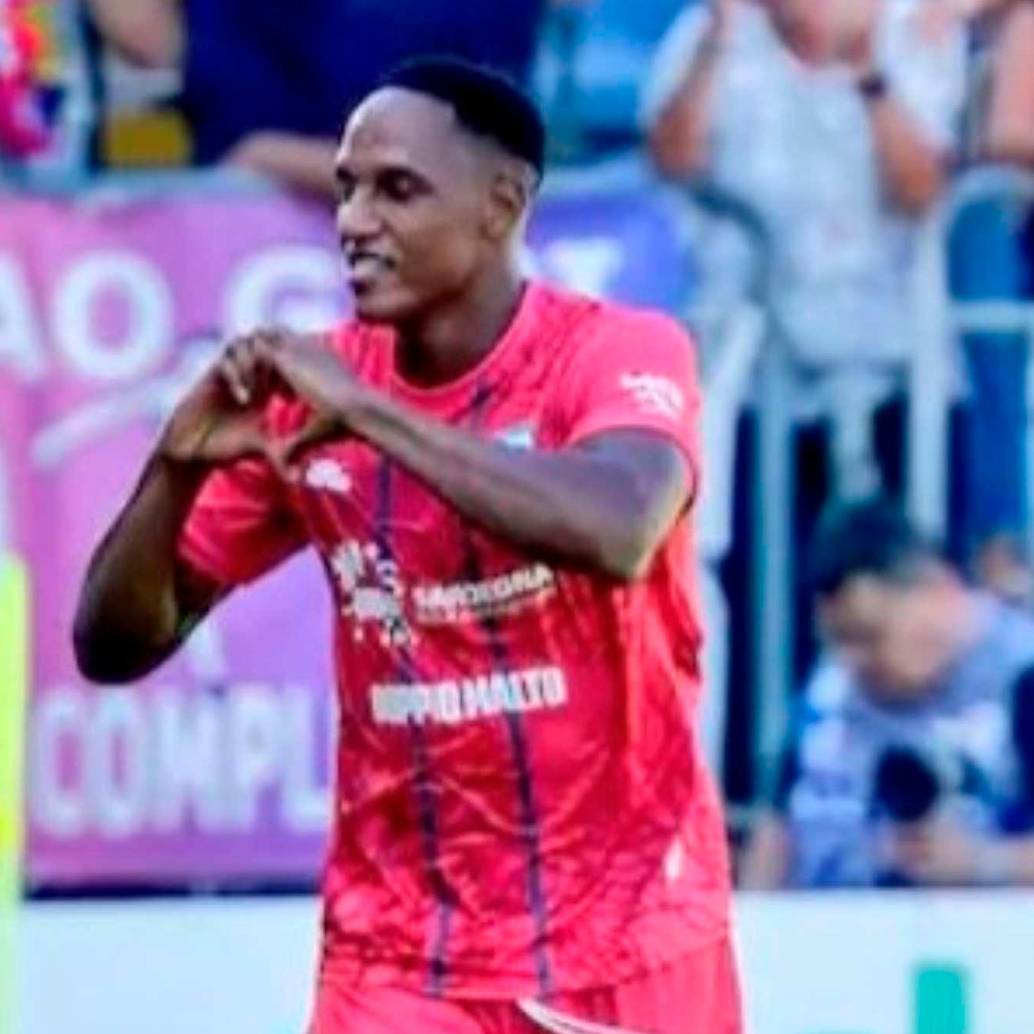 El colombiano Yerry Mina celebra su tanto ante el Parma en la victoria de Cagliari 2-0 por la Serie A. FOTO TOMADA x@SerieA_ES