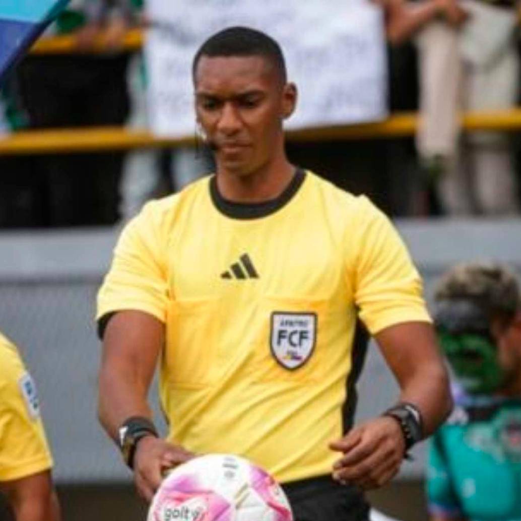 El árbitro central Diego Ulloa del Valle del Cauca fue el designado para el duelo de ida de la final entre el Independiente Medlelín y Santa Fe, en El Campín. FOTO COLPRENSA 