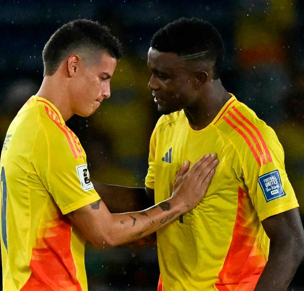James Rodríguez celebra con Jhon Córdoba, en el triunfo ante Bolivia 3-0, ambos marcaron en el Metropolitano. FOTO GETTY 