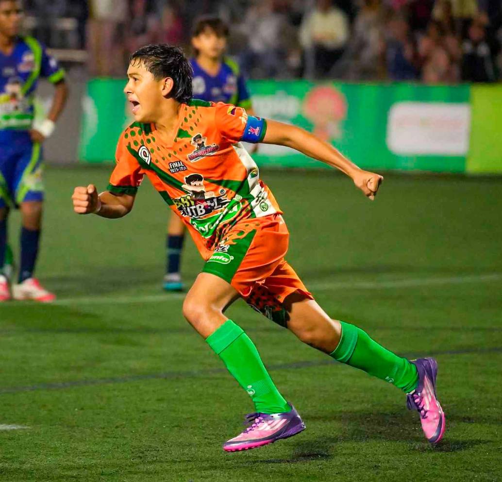 Camilo Falcao Botello celebra el tanto con el que Arauca venció a Alianza Antioquia para avanzar a la final del Babyfútbol. FOTO CORTESÍA LOS PAISITAS