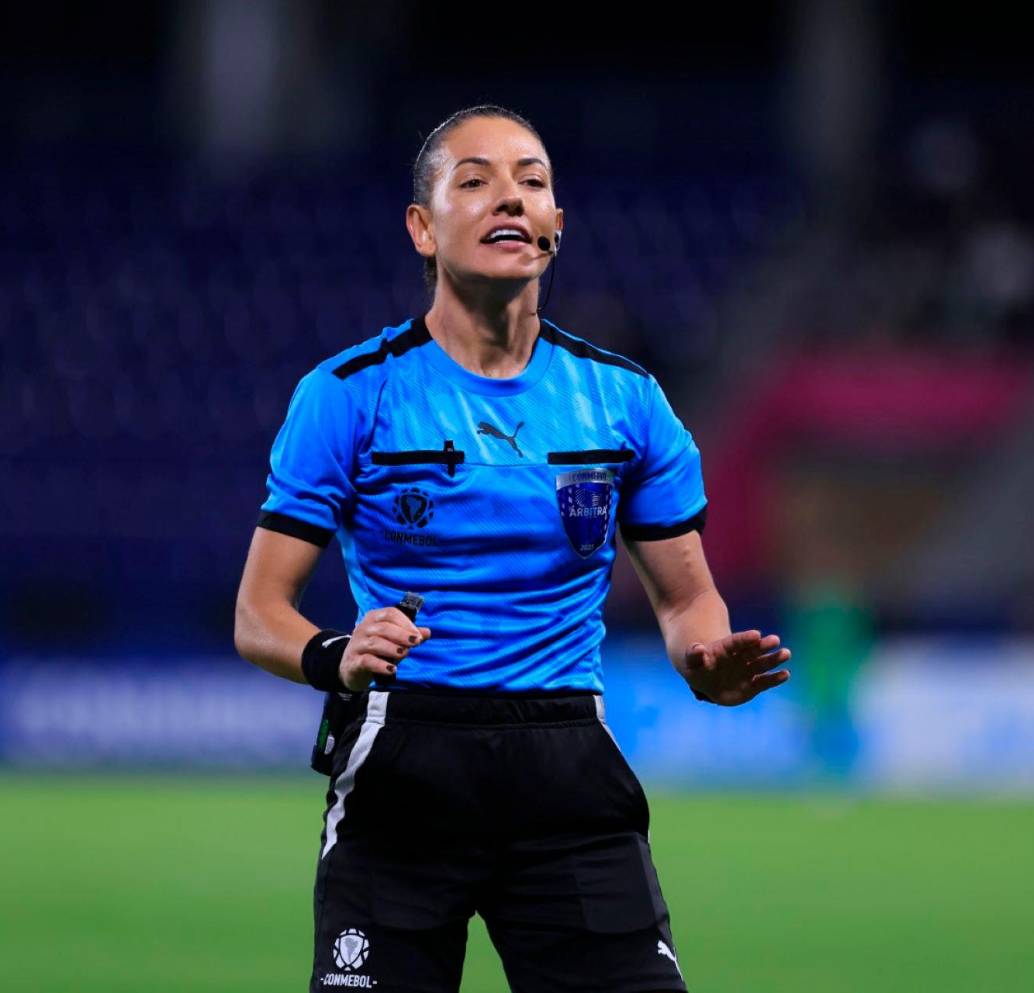 Ella es la árbitra Daiane Muniz, quien fue designada para impartir justicia en el duelo Bragantino-Sao Paulo, por el Campeonato Paulista. FOTO: GETTY.