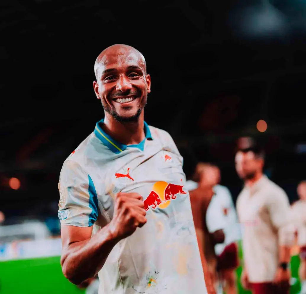 El delantero austriaco Karim Onisiwo celebra la victoria, su gol, al mínuto 76 le dio el triunfo al Salzburg en el Mundial de Clubes. FOTO TOMADA X @RedBullSalzburg