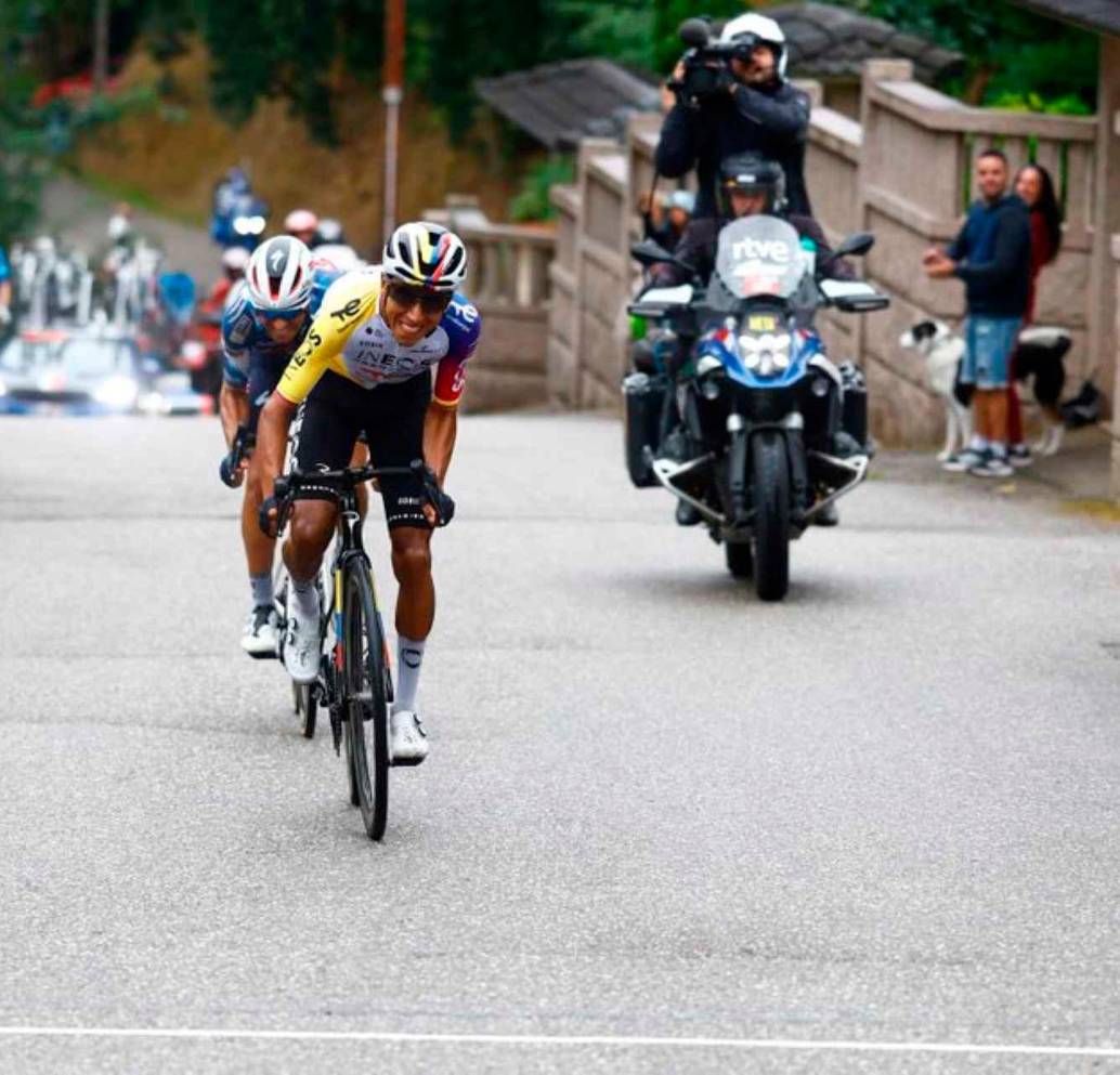 El colombiano Egan Bernal en acción en la etapa 16 de la Vuelta a España, que ganó este martes. FOTO: Tomada de X @lavuelta
