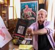 En su estudio, Fernando Rivillas sostiene un ejemplar de la biografía de Julio Cortázar que publicó hace poco. Foto: Manuel Saldarriaga