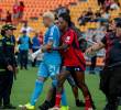 En esta imagen se ve como Yefferson Rodallega trata de llevarse a Washington Aguerre para que no siga en la disputa con un hincha. FOTO JUAN ANTONIO SÁNCHEZ