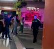 Así fue cómo se produjo la evacuación del docente de la Institución Educativo Lucrecio Jaramillo Vélez el 5 de mayo de 2023, luego de ser señalado de cometer abuso sexual en contra de sus estudiantes. FOTO: CORTESÍA