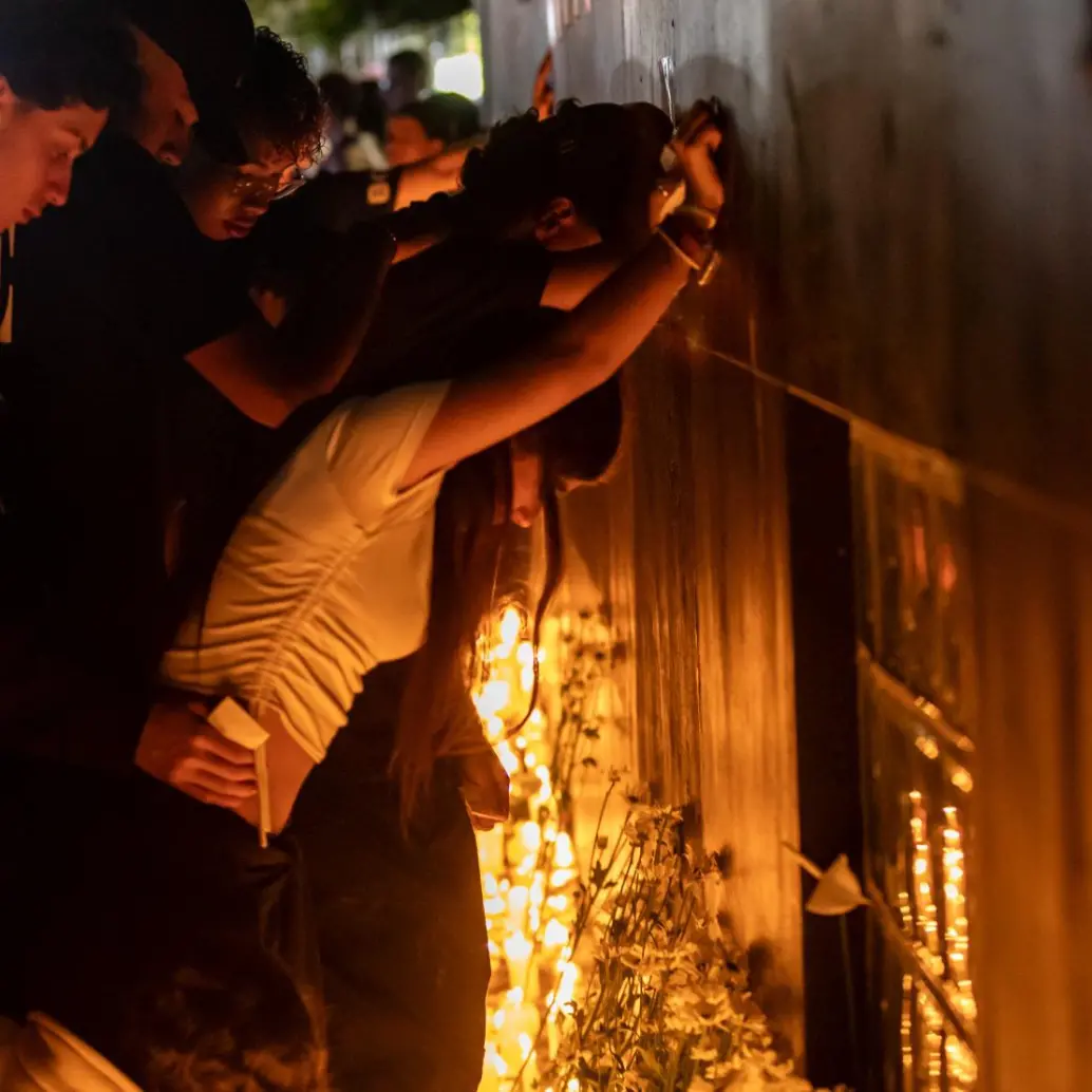 Velatón en el municipio de Bello como homenaje a los jóvenes fallecidos. FOTO: CAMILO SUÁREZ