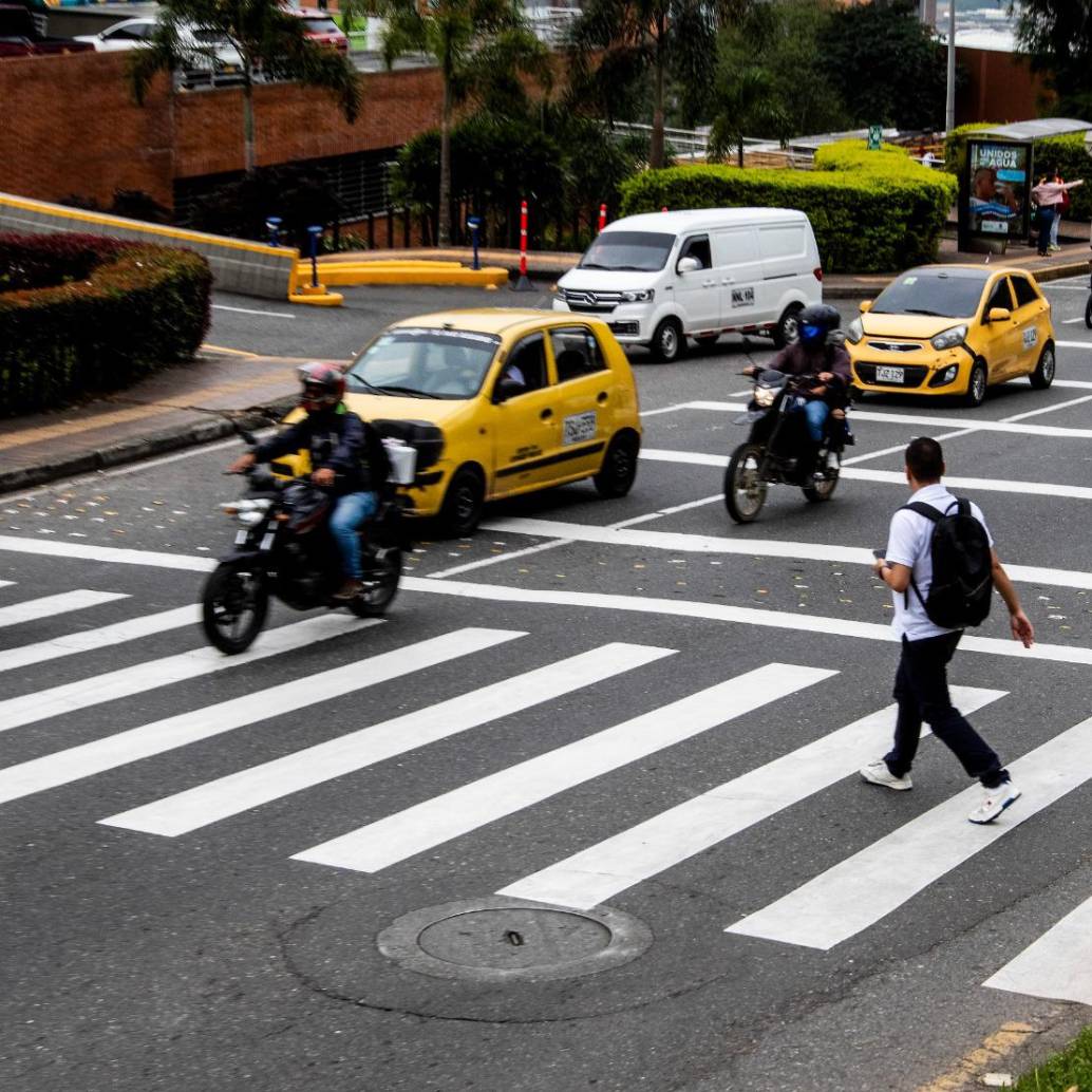 Así deben cruzar las personas que, a diario, transitan por la avenida Las Palmas. El riesgo es latente y las soluciones siguen sin aparecer. FOTO Julio César Herrera.