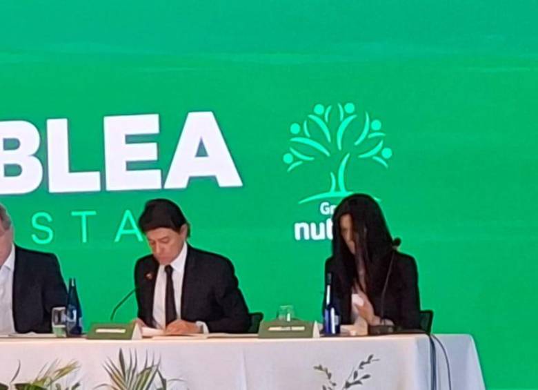 Jaime Gilinski (en el centro), presidente y principal accionista de Nutresa, encabezó la asamblea de accionistas. FOTO Ferney Arias