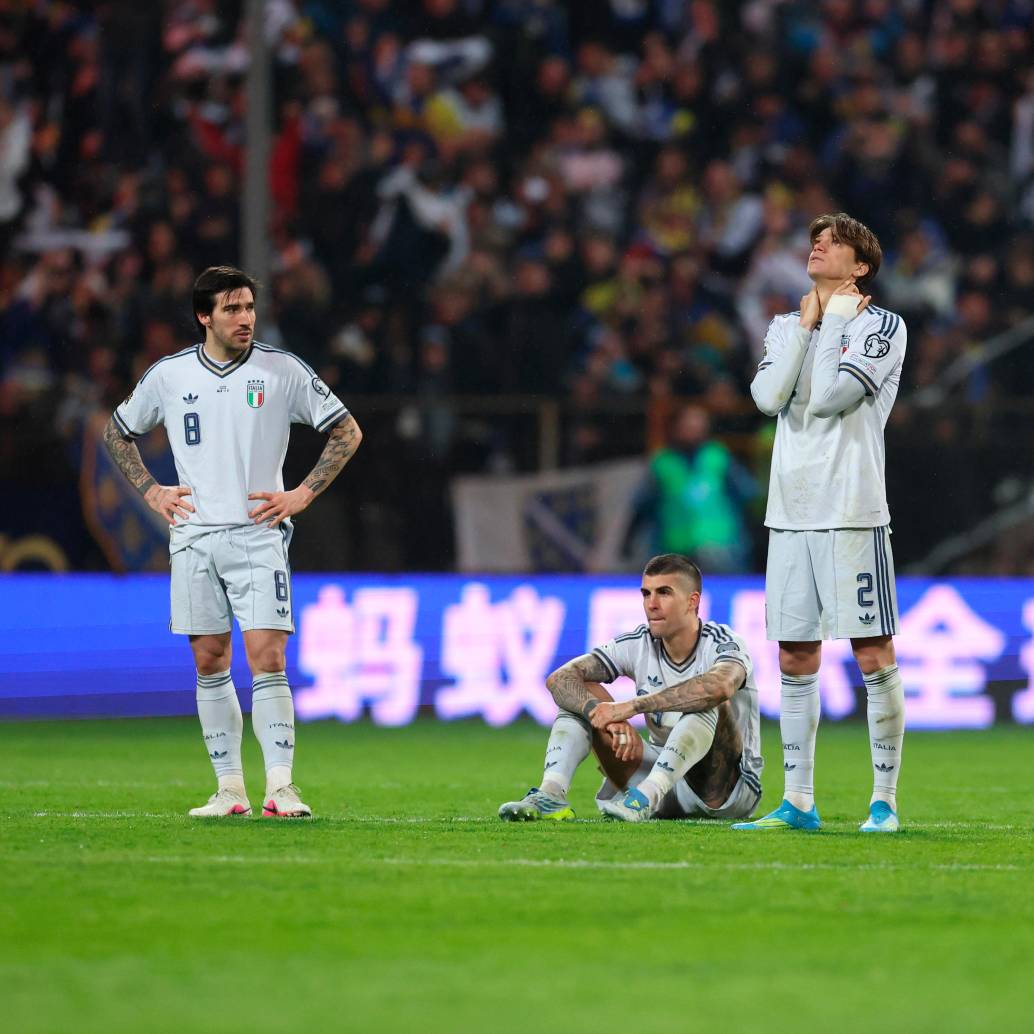 La desilusión, la impotencia y la tristeza de los jugadores italianos tras haber dejado escapar la oportunidad de regresar al Mundial, al ser derrotados 4-1 por Bosnia en los penaltis. <span class="mln_uppercase_mln">FOTO</span> <b><span class="mln_uppercase_mln">GETTY</span></b> 