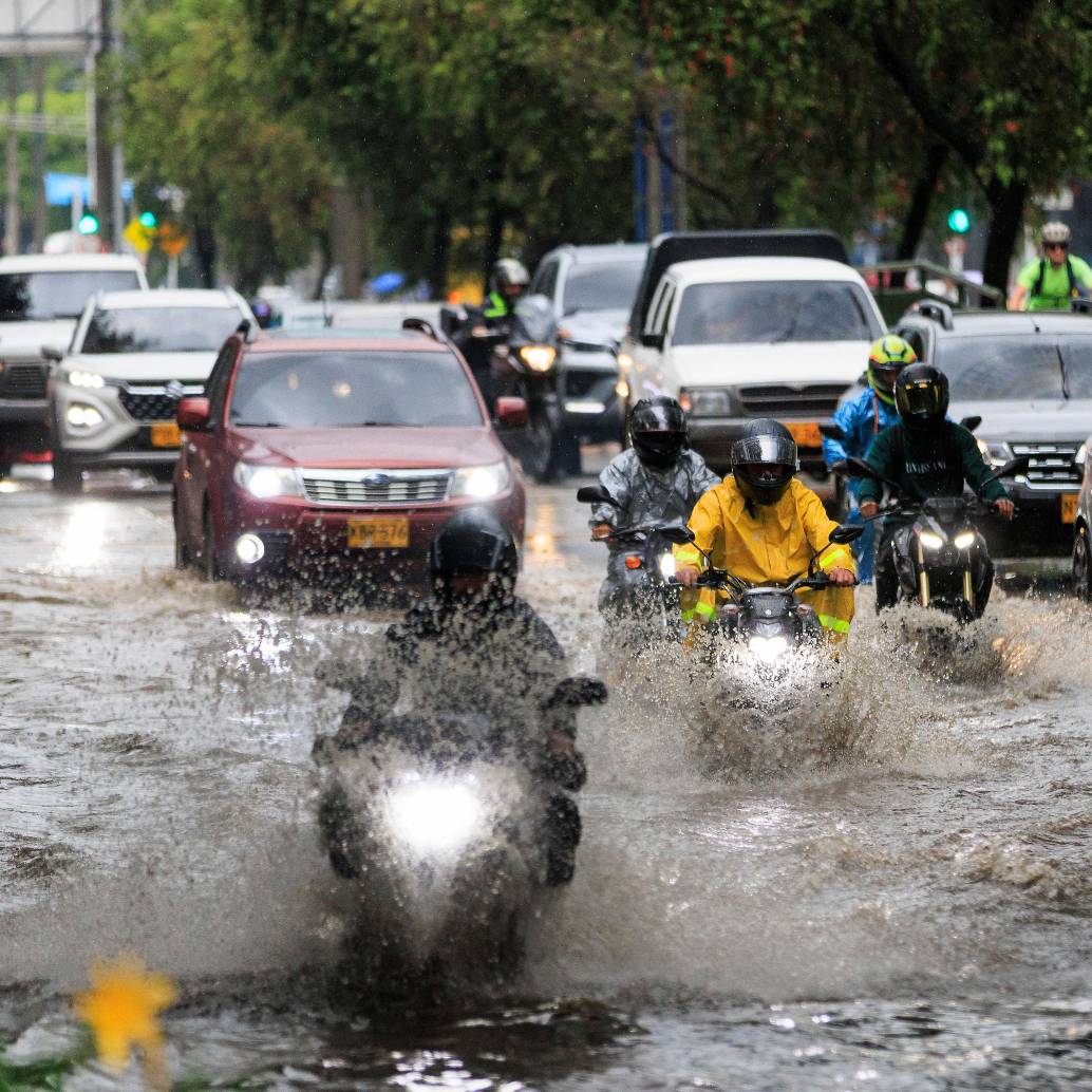 La situación más crítica se registró en la quebrada La Presidenta, la cual alcanzó el nivel de riesgo rojo en puntos neurálgicos como el sector del Éxito de El Poblado y Monterrey. FOTO CAMILO SUÁREZ