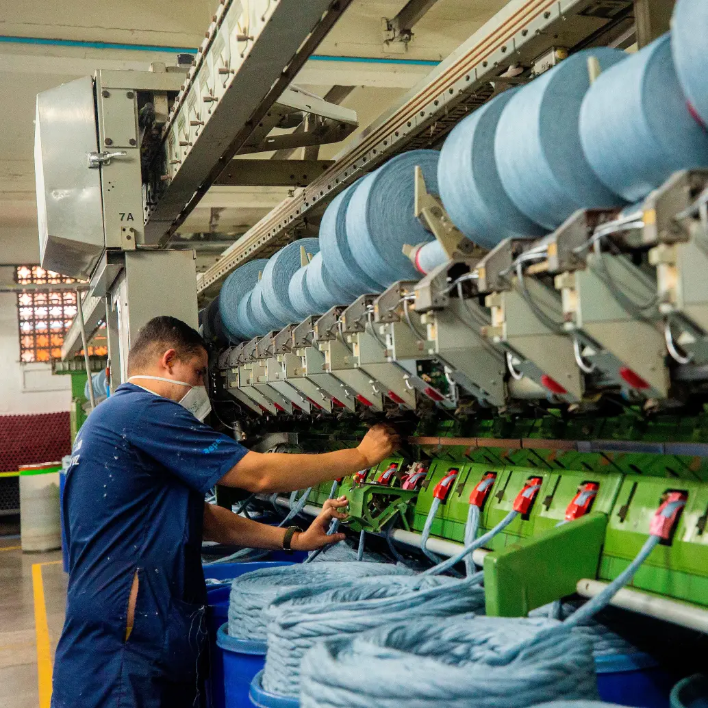 Planta industrial de Fabricato en Bello, Antioquia. La compañía reportó caída en ingresos y pasó de utilidades a pérdidas durante el primer trimestre de 2026 por la menor demanda textil y el avance de plataformas asiáticas. FOTO Camilo Suárez