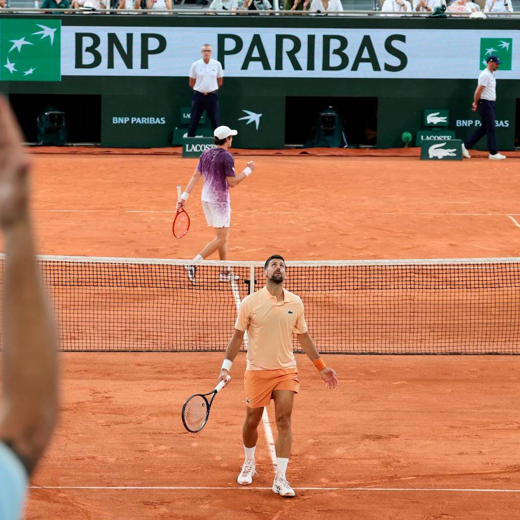 Novak Djokovic se vio sorprendido este viernes ante la reacción del brasileño Fonseca, quien lo eliminó del Grand Slam francés. FOTO @rolandgarros