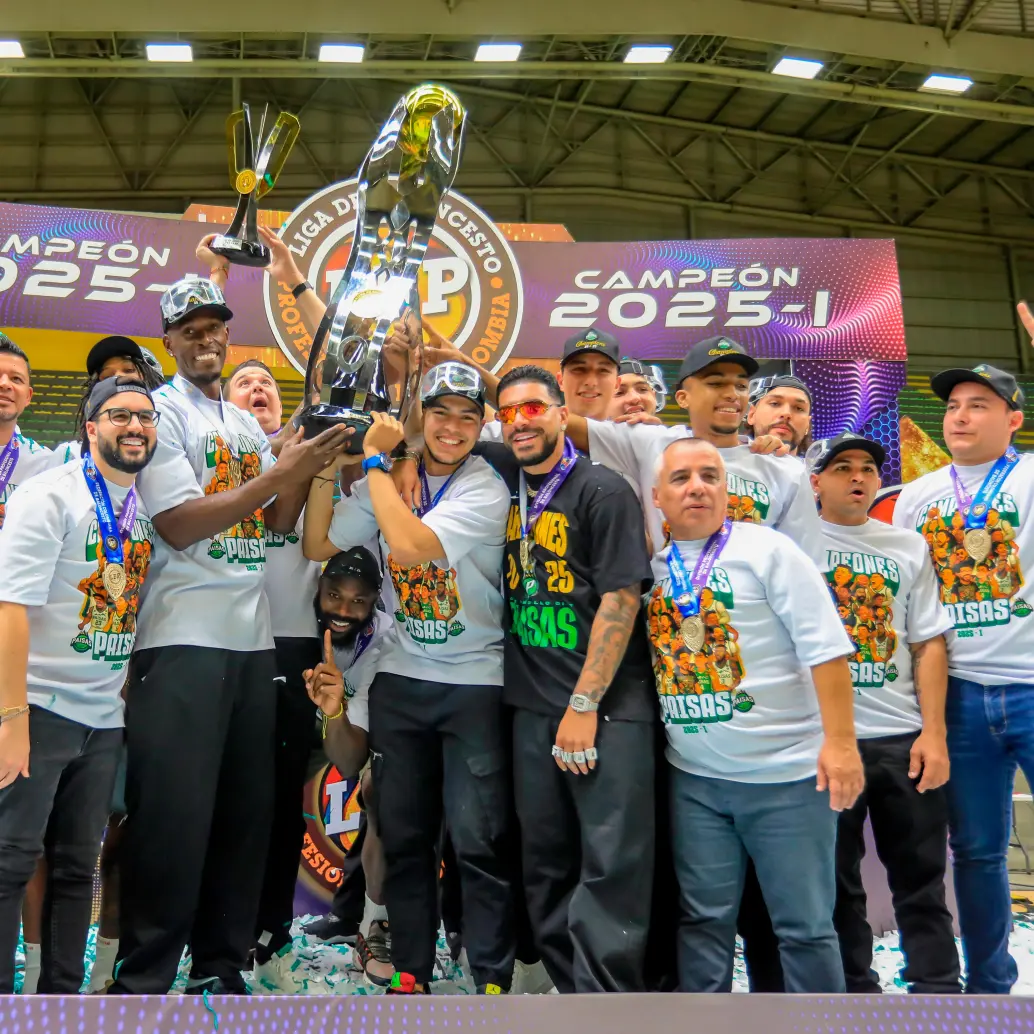 El equipo, de blanco, celebró el campeonato y levantó el trofeo con Ryan Castro, quien aparece vestido de negro. FOTO<b><span class="mln_uppercase_mln"> Esneyder Gutiérrez</span></b>