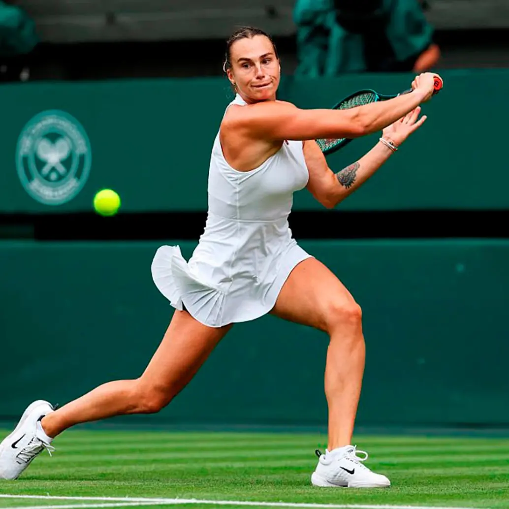 Sabalenka, quien no participó en 2022 debido al veto a tenistas rusos y bielorrusos, y en 2024 por una lesión en el hombro, viene con hambre de trofeo. FOTO GETTY
