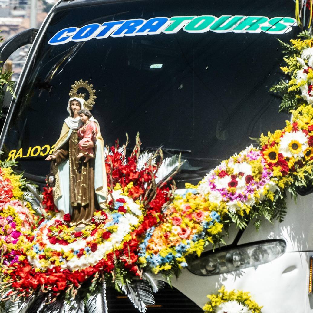 Algunos de los vehículos decorados con ocasión de la celebración del día de la Virgen del Carmen en Medellín. Foto: Julio César Herrera Echeverri