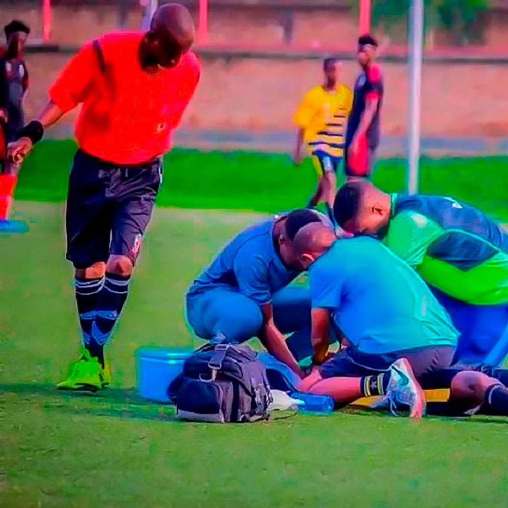 Momento exacto en el que el futbolista se desploma durante el partido y es asistido por el equipo médico. FOTO: Tomada de redes sociales
