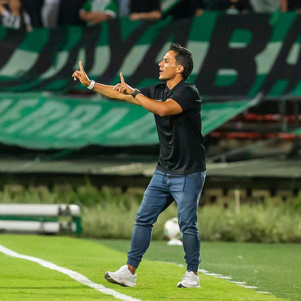 El entrenador bogotano Lucas González, de 45 años, apenas dirigirá su primer partido por Liga con Nacional el domingo en Montería. Foto: Camilo Suárez
