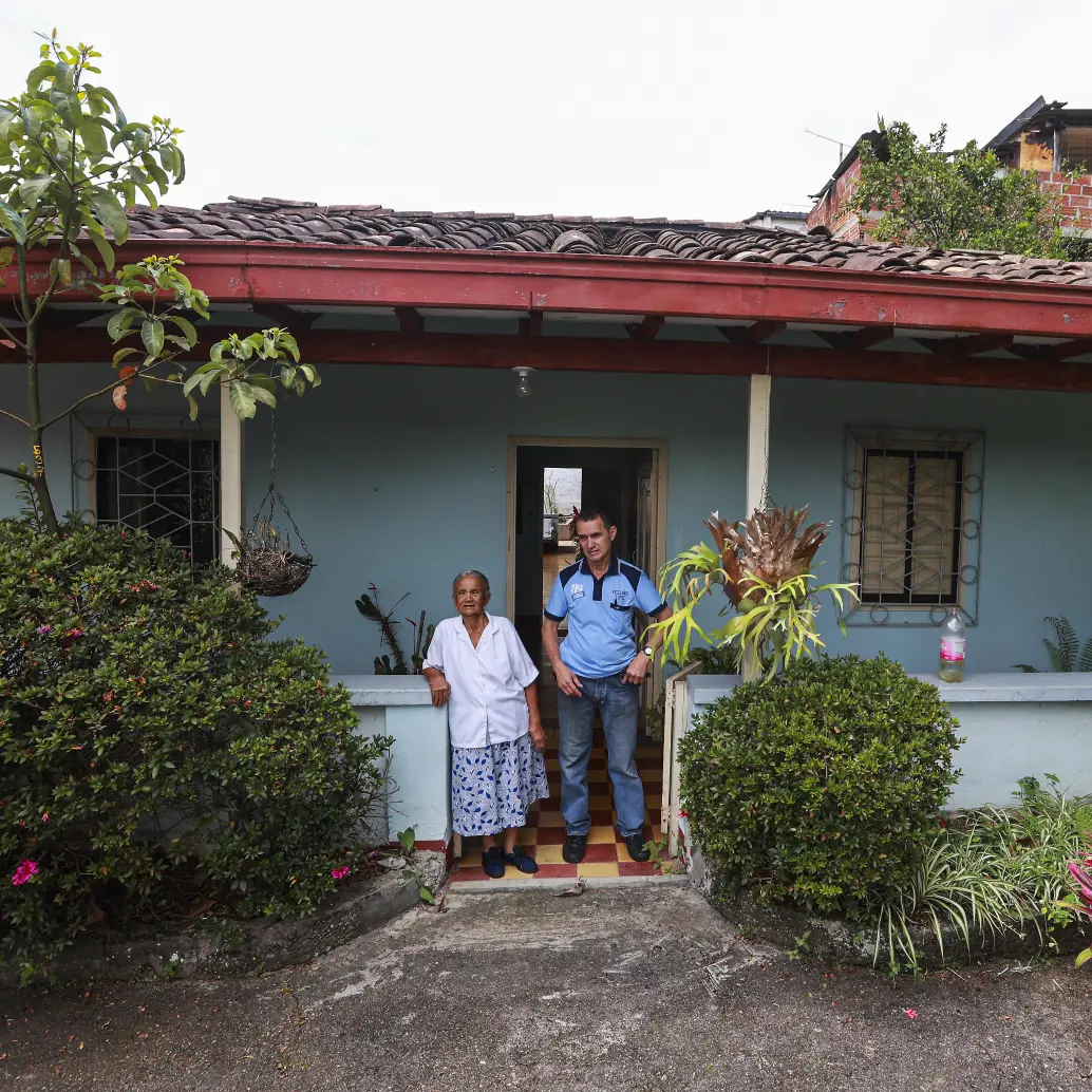 Doña Alicia y su sobrino Pedro en su hermosa casa en el emblemático barrio El Chispero de El Poblado. Ellos serán reubicados en el mismo barrio tras acuerdo con el Distrito. Foto: Manuel Saldarriaga Quintero.