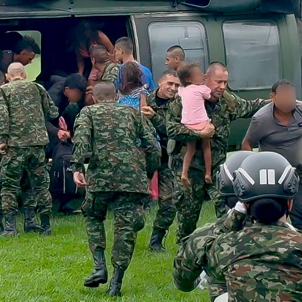 Los menores permanecieron ocultos durante tres días en zona rural del sector de Peñas Coloradas, departamento de Caquetá. Allí, en medio de la espesura, resistieron el hambre, el agotamiento y el miedo constante. Los hermanos varones cuidaron a las mujeres. <b><span class="mln_uppercase_mln"> </span></b>FOTO<b><span class="mln_uppercase_mln"> cortesía fuerzas militares</span></b>