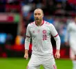 Christian Eriksen sufrió un paro cardiaco hace cinco años contra Finlandia durante la Eurocopa (en 2021) y desde entonces usa marcapasos. FOTO: AFP