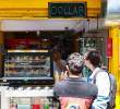 Turistas extranjeros recorren Provenza en Medellín, donde cafés, bares y vendedores ya conviven con pagos en dólares y tarjetas internacionales. FOTO MANUEL SALDARRIAGA