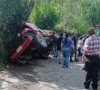 Bus volcado en zona rural de Barbosa, en la vía entre este municipio y el Hatillo. FOTO: REDES SOCIALES