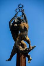 La mancha casi llegó a “vestir” a las efigies de la imponente escultura de óxido, suceso que preocupó a visitantes de la Universidad. Foto: Julio Herrera