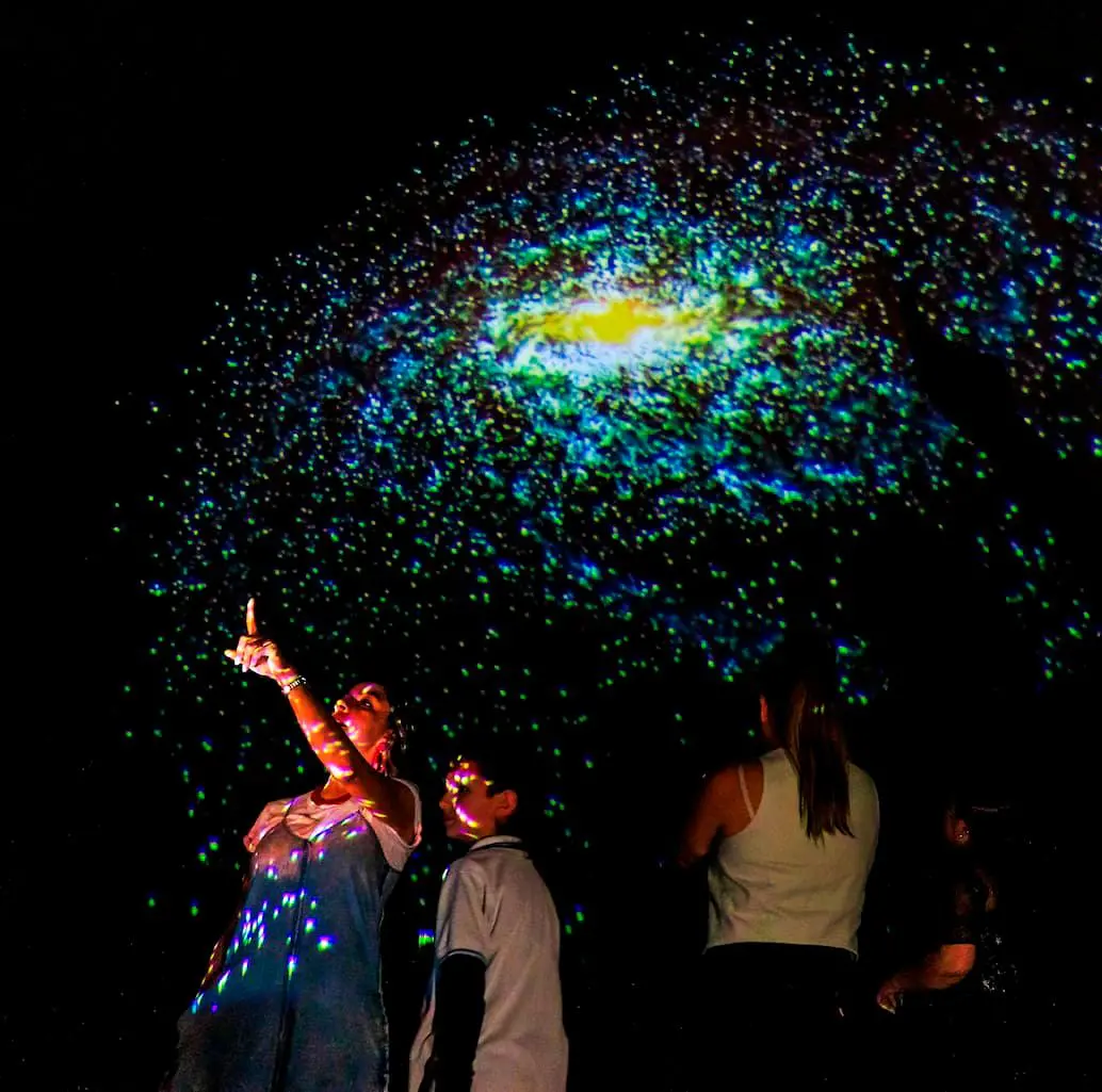 El domo móvil cuenta con un proyector 4K y 15.000 lúmenes. FOTO: Camilo Suárez