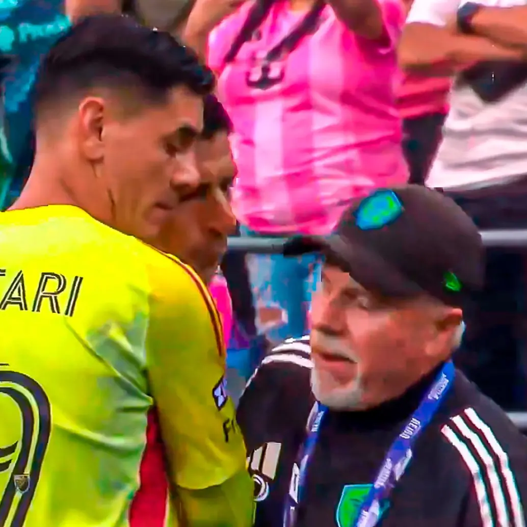 Momento en el que Luis Suárez escupe a uno de los miembros del cuerpo técnico rival. Foto: Captura de víeo tomada de redes