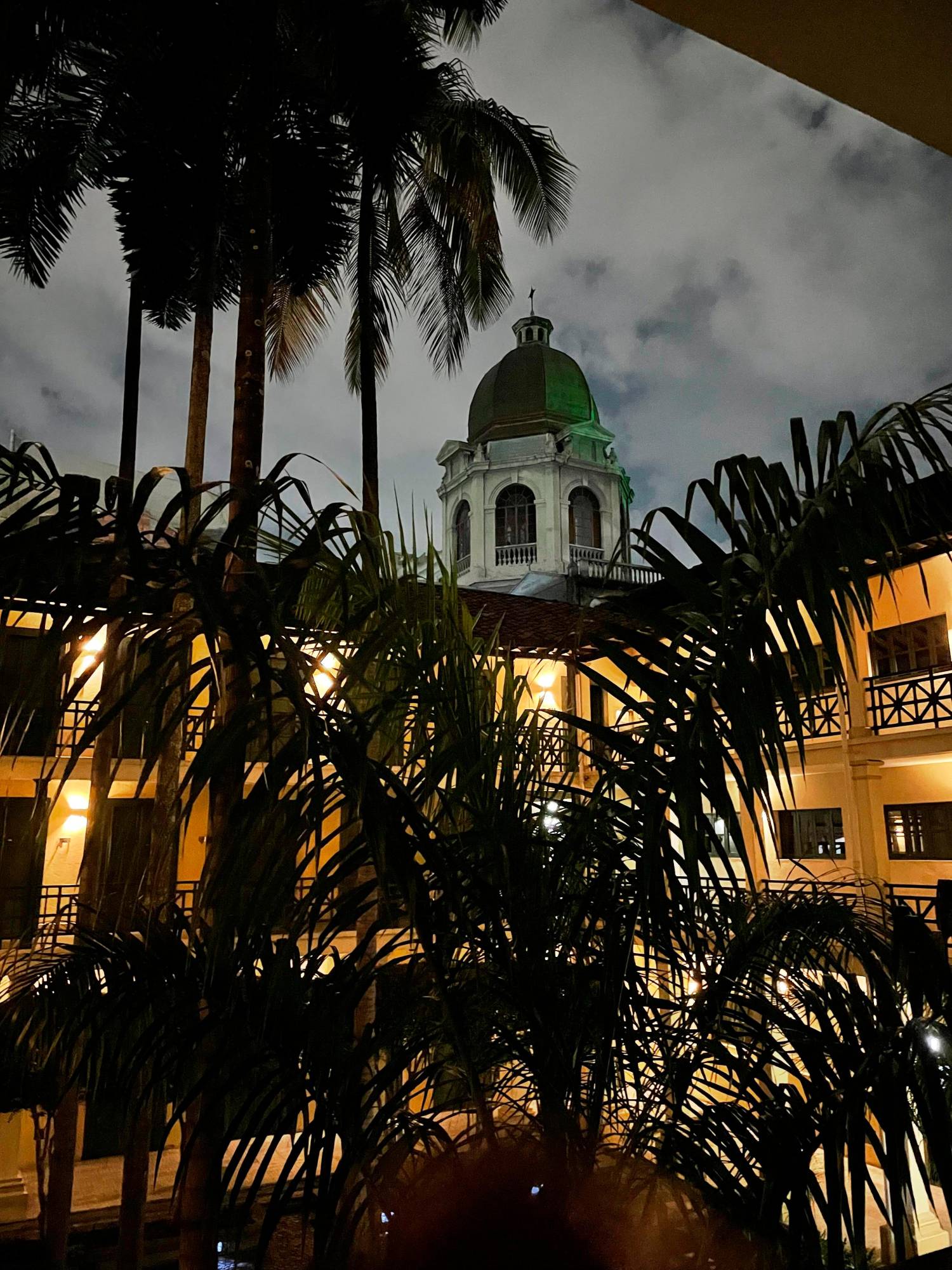 Así se vive una noche recorriendo el Centro de Medellín para conocer su arte