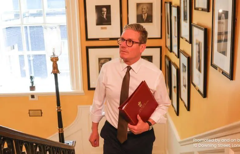 Reino Unido busca liderar una salida diplomática para reabrir el estrecho de Ormuz en medio de la escalada de la guerra con Irán. FOTO: Keir Starmer vía X. 