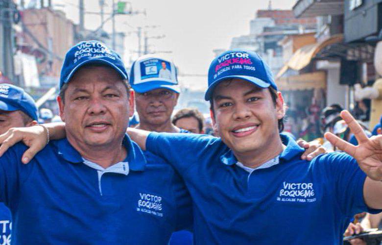Víctor Julio Roqueme con su padre durante la campaña por la Alcaldía de Aguachica. Foto: redes sociales. 
