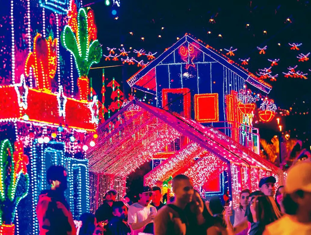 A pesar de que ver alumbrados es uno de los planes navideños por excelencia, en Medellín hay otras opciones como conciertos y obras de teatro. FOTO: Camilo Suárez
