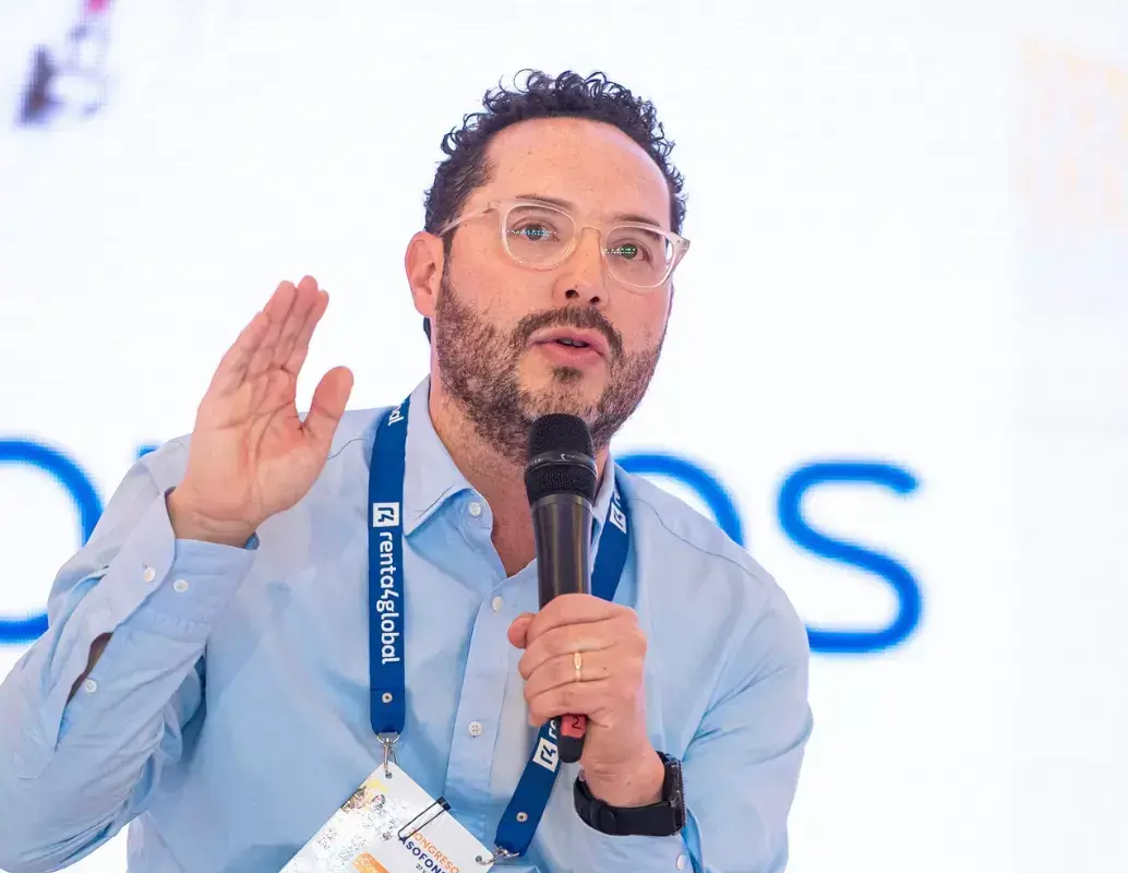 Andrés Velasco, presidente de Asofondos, advierte que limitar inversiones en el exterior afectaría la rentabilidad de los ahorros pensionales de los colombianos. Foto: Asofondos