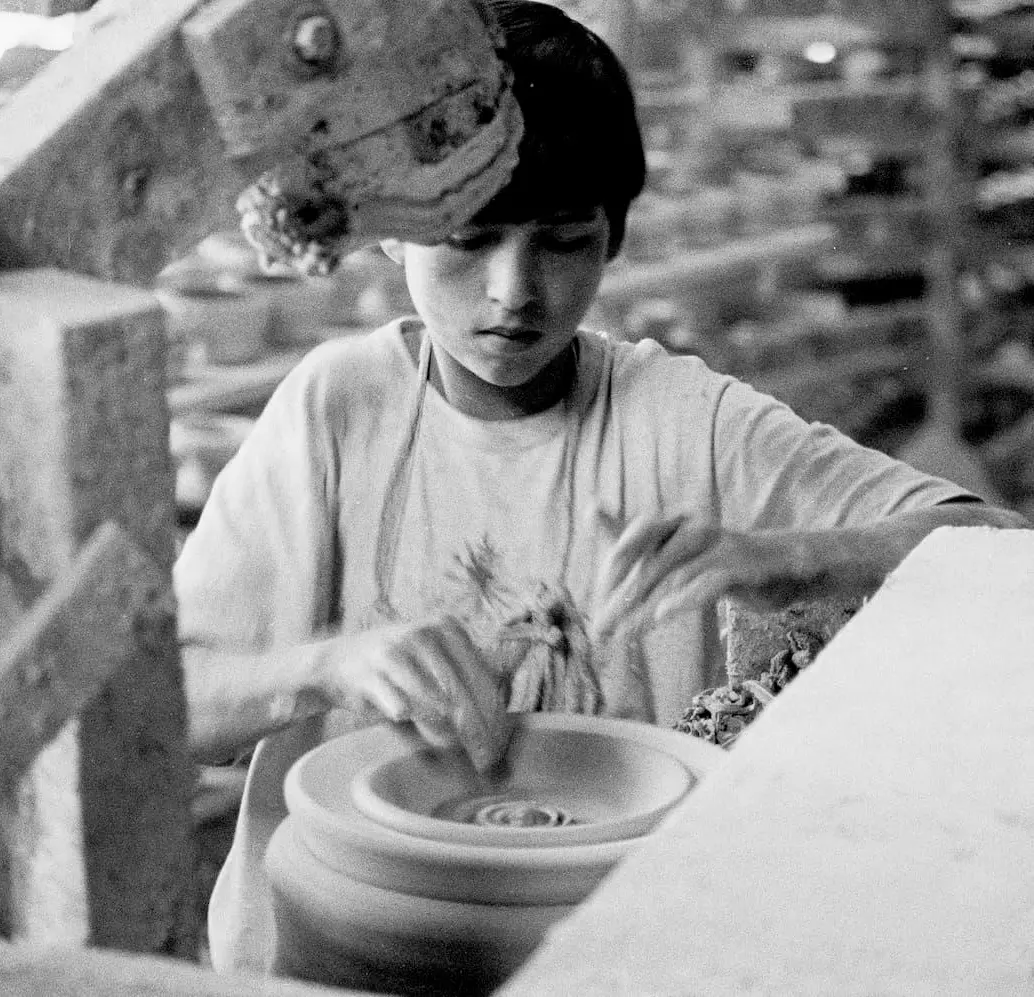 Uno de los aspectos que impacto a Botero al revisar las fotografías fue la edad de algunos obreros, quienes estaban entre los 12 y 13 años. FOTO óscar botero