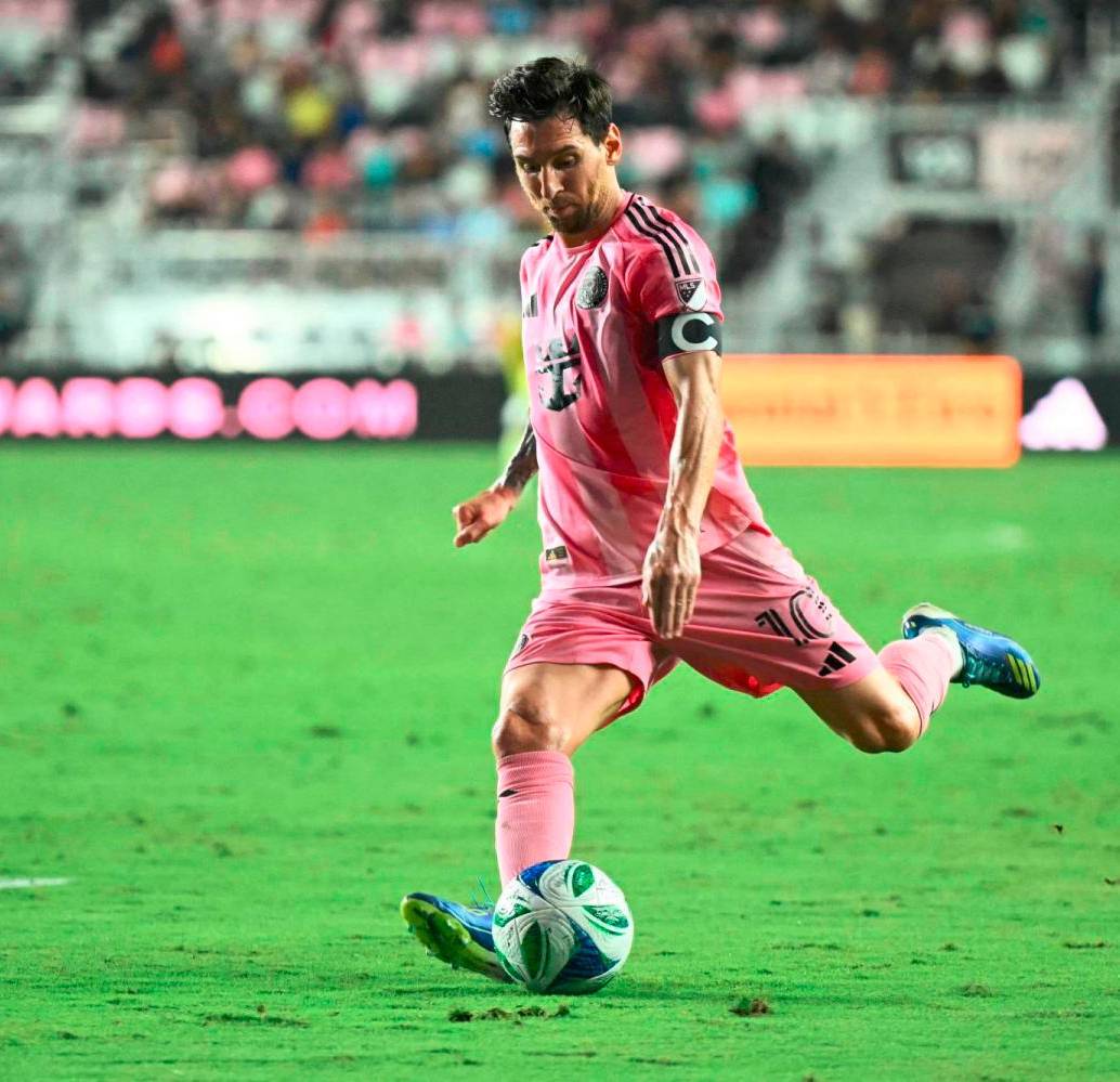 El césped que muchas veces pisó Messi está a la venta. FOTO AFP