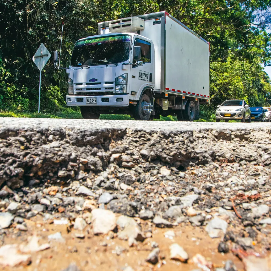 Huecos de más de 20 centímetros de profundidad se pueden encontrar en este corredor nacional. Ya han provocado accidentes. FOTO: JULIO CÉSAR HERRERA