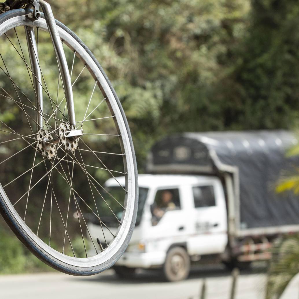 Dos menores de edad se accidentaron este fin de semana en la Avenida Las Palmas, al parecer mientras practicaban <i>Gravity Bike</i>. FOTO: Archivo EL COLOMBIANO, Edwin Bustamante