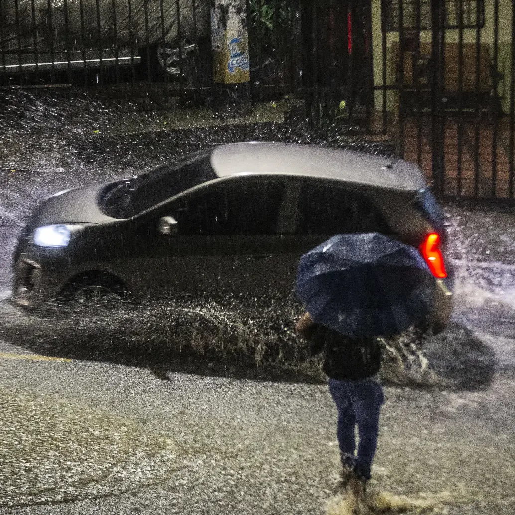 Las fuertes lluvias han causado inundaciones en las calles y deprimidos de Medellín en días recientes.FOTO: Julio César Herrera
